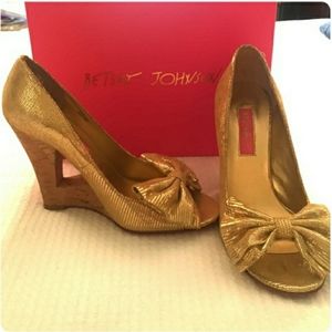 Betsey Johnson "Florence" Gold Bow Wedges--8M